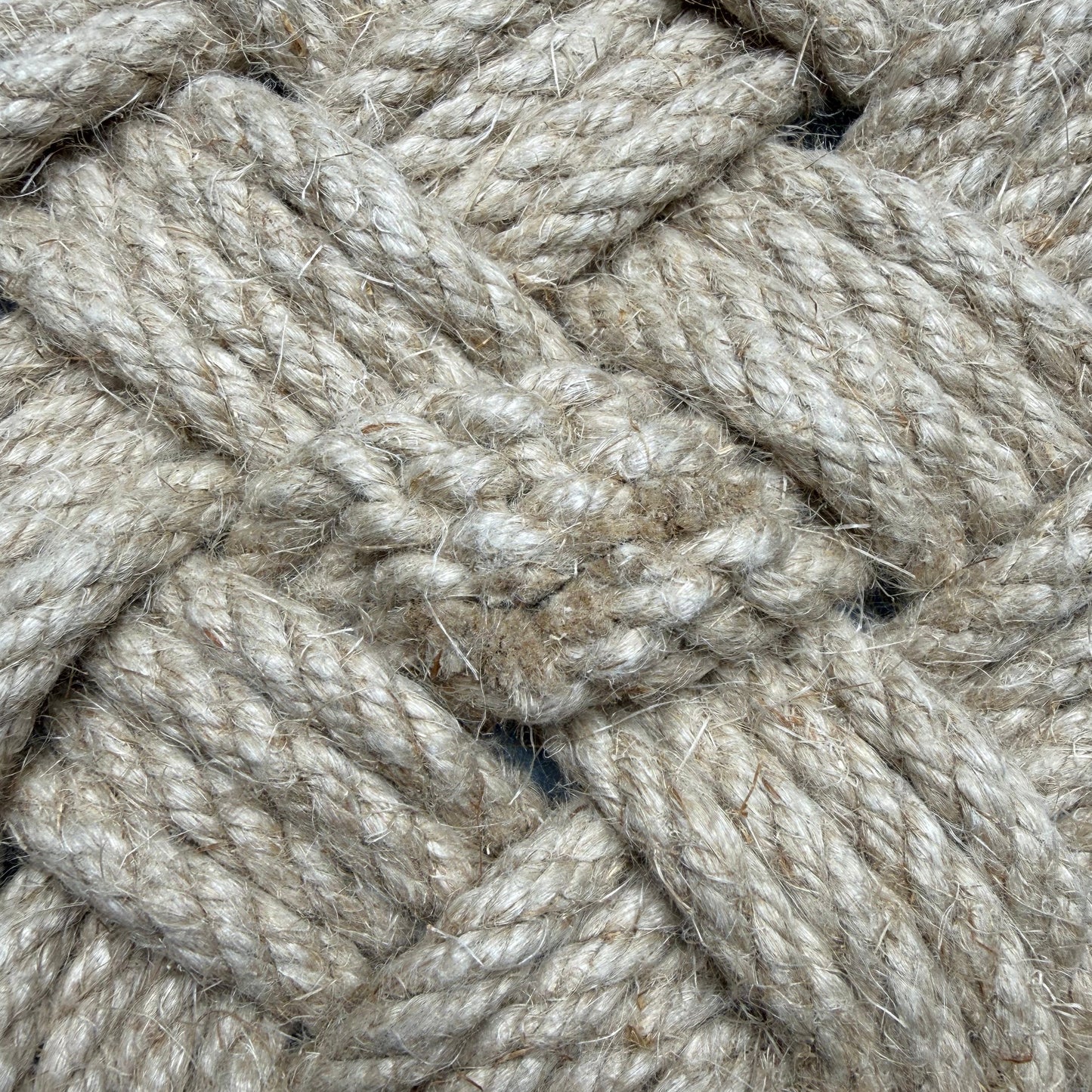 Épissure en chanvre, nœud marin artisanal de haute qualité, témoignant du savoir-faire français et de la tradition de la fabrication manuelle, accessoire décoratif et fonctionnel pour amateurs de marine et d’univers nautique, objet fait main au design élégant et épuré, technique de nouage traditionnelle transmise de génération en génération, accessoire mixte pour homme et femme, objet artisanale durable et authentique.