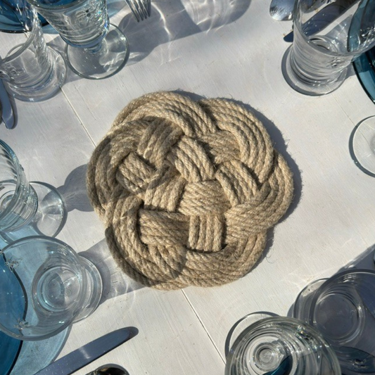 Baderne ronde en chanvre, objet déco et design intérieur tendance, accessoire artisanal, accessoire de table, inspiré de l’univers marin, décoration maison élégante et épurée, vide-poche et dessous de plat, élément décoratif pour intérieur moderne, ambiance marine chic et contemporaine, accessoire lifestyle pour bureau, salon, chambre, cuisine ou salle de bain, style minimaliste et décoratif, objet décoratif en corde artisanal made in France pour une touche tendance et design.