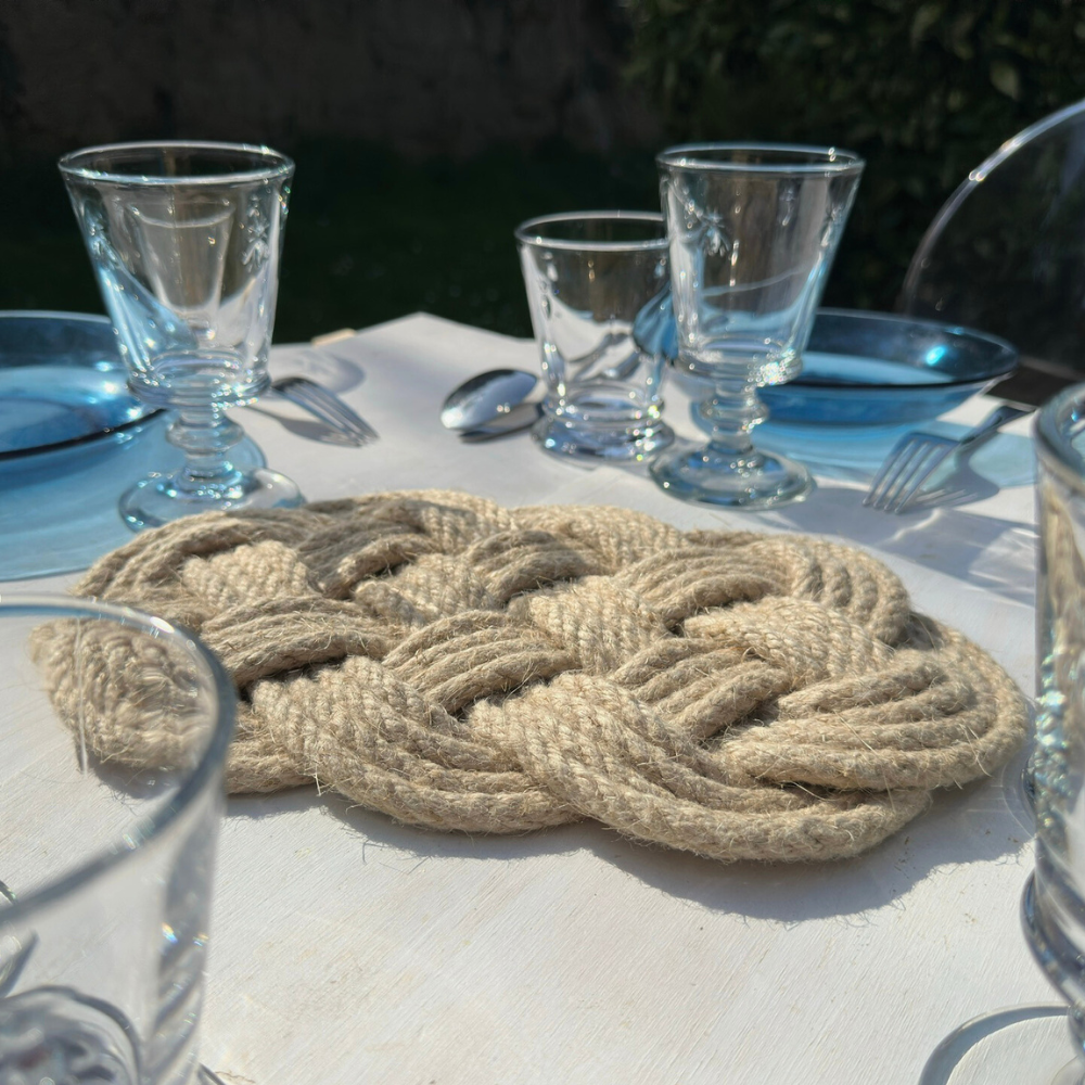 Baderne en chanvre, objet déco pour un intérieur tendance, accessoire artisanal unique, accessoire de table, inspiré de l’univers des noeuds marins, décoration de table élégante et épurée en corde, vide-poche ou dessous de plat, élément décoratif pour intérieur moderne, ambiance marine chic et contemporaine, accessoire lifestyle pour bureau, salon, chambre, cuisine ou salle de bain, style minimaliste et décoratif, objet déco intérieur made in France pour une touche chic et tendance.
