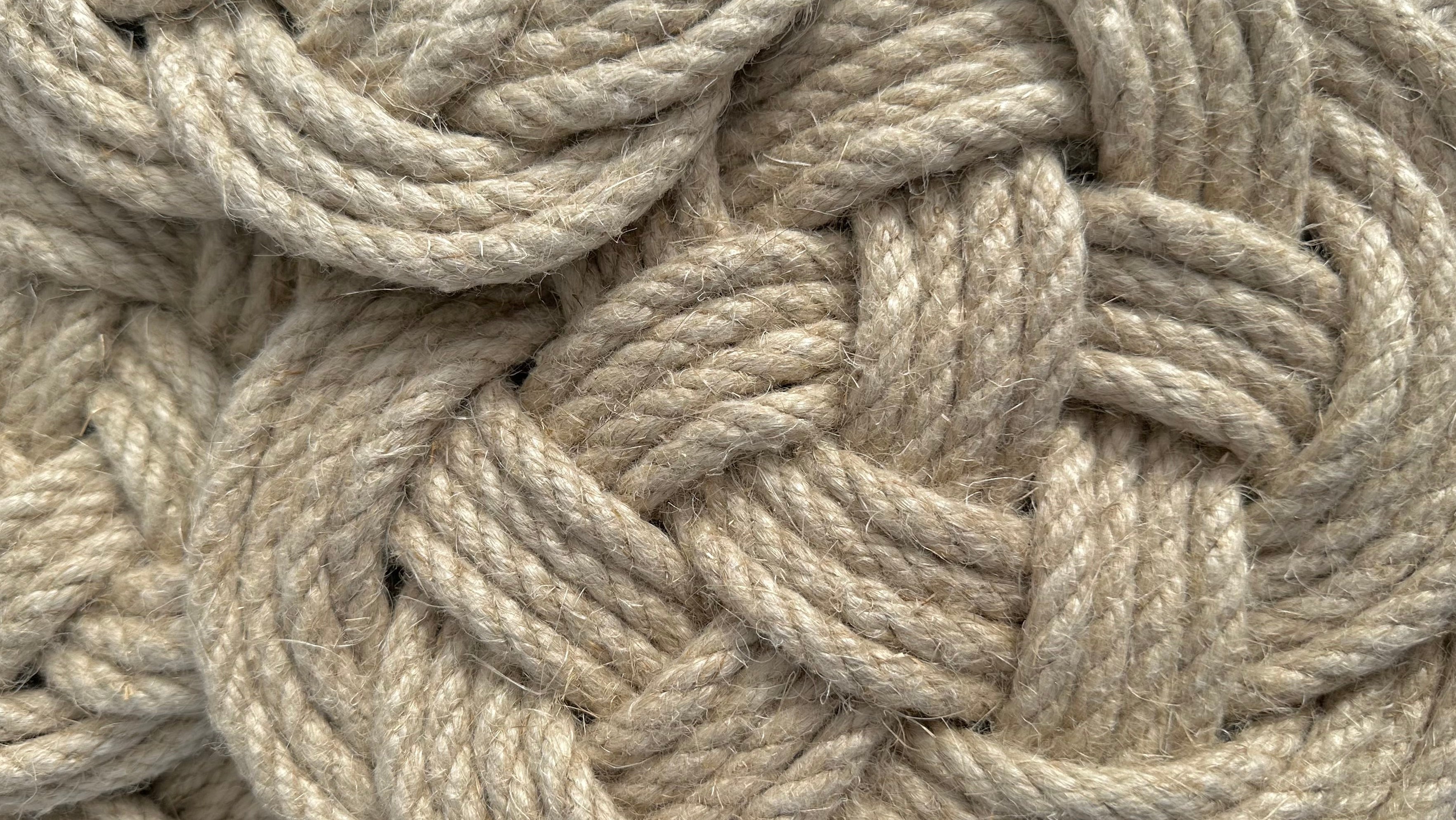 Chanvre de haute qualité, matière artisanale durable utilisée pour les nœuds marins, accessoires et objets décoratifs, cordage, matériau éco-responsable pour décoration intérieure, accessoires de sac, porte-clés, lifestyle mixte pour homme femme et maison, design minimaliste et épuré, style contemporain, moderne et tendance, technique artisanale traditionnelle, objet artisanal made France, accessoires décoratifs et fonctionnels, inspiration marine, univers nautique, décoration maison chic, ambiance élégante