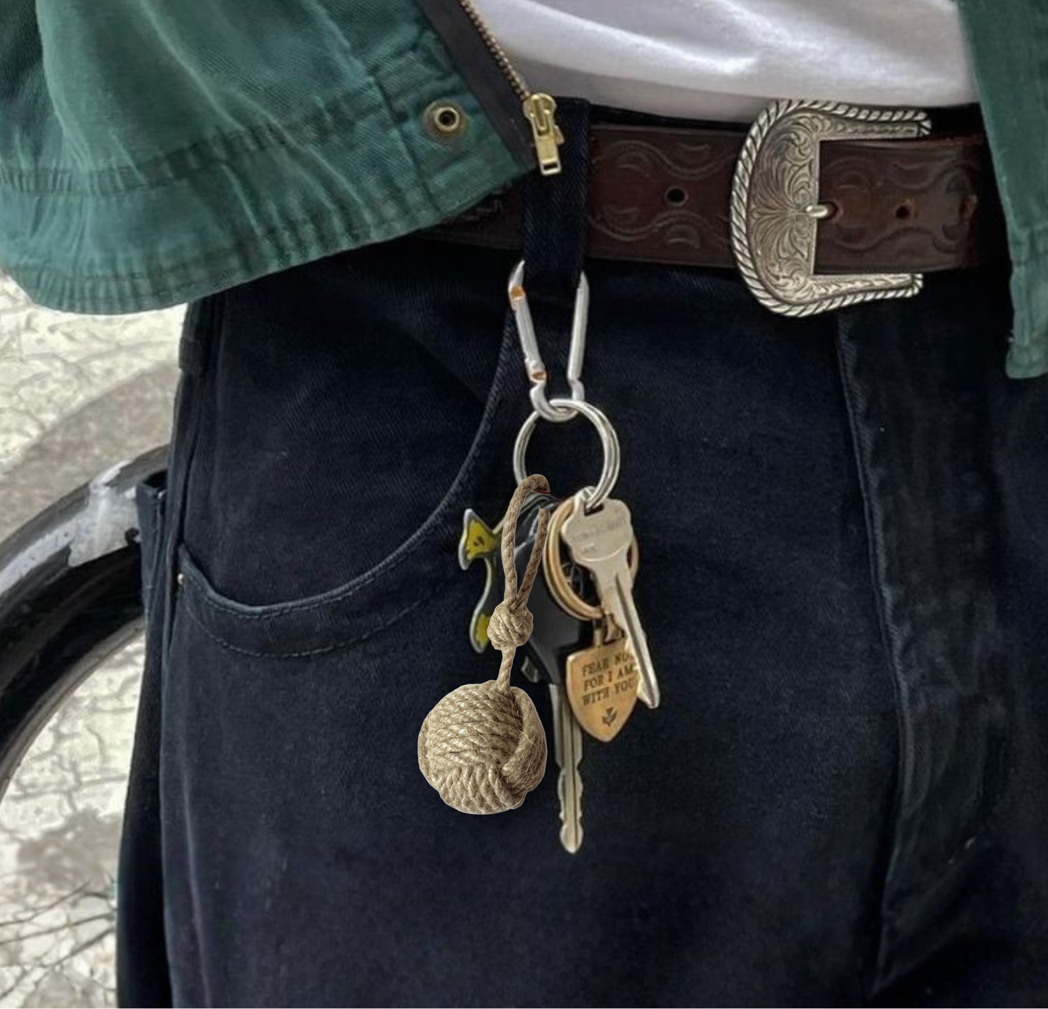 Pomme de touline en chanvre, porte-clés artisanal tendance pour homme et femme, accessoire de sac, bijou de sac ou porte clé fait main, keychain en corde au style marin, accessoire lifestyle, design épuré et minimaliste, accessoire artisanal pratique et décoratif pour sac, porte-clés unique fait main en France, style tendance et contemporain, objet en chanvre durable et intemporel