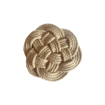 Baderne ronde en chanvre, objet déco pour un intérieur tendance, accessoire artisanal, accessoire de table, inspiré de l’univers marin, décoration maison élégante et épurée en corde, vide-poche et dessous de plat, élément décoratif pour intérieur moderne, ambiance marine chic et contemporaine, accessoire lifestyle pour bureau, salon, chambre, cuisine ou salle de bain, style minimaliste et décoratif, objet déco intérieur made in France pour une touche chic et tendance.