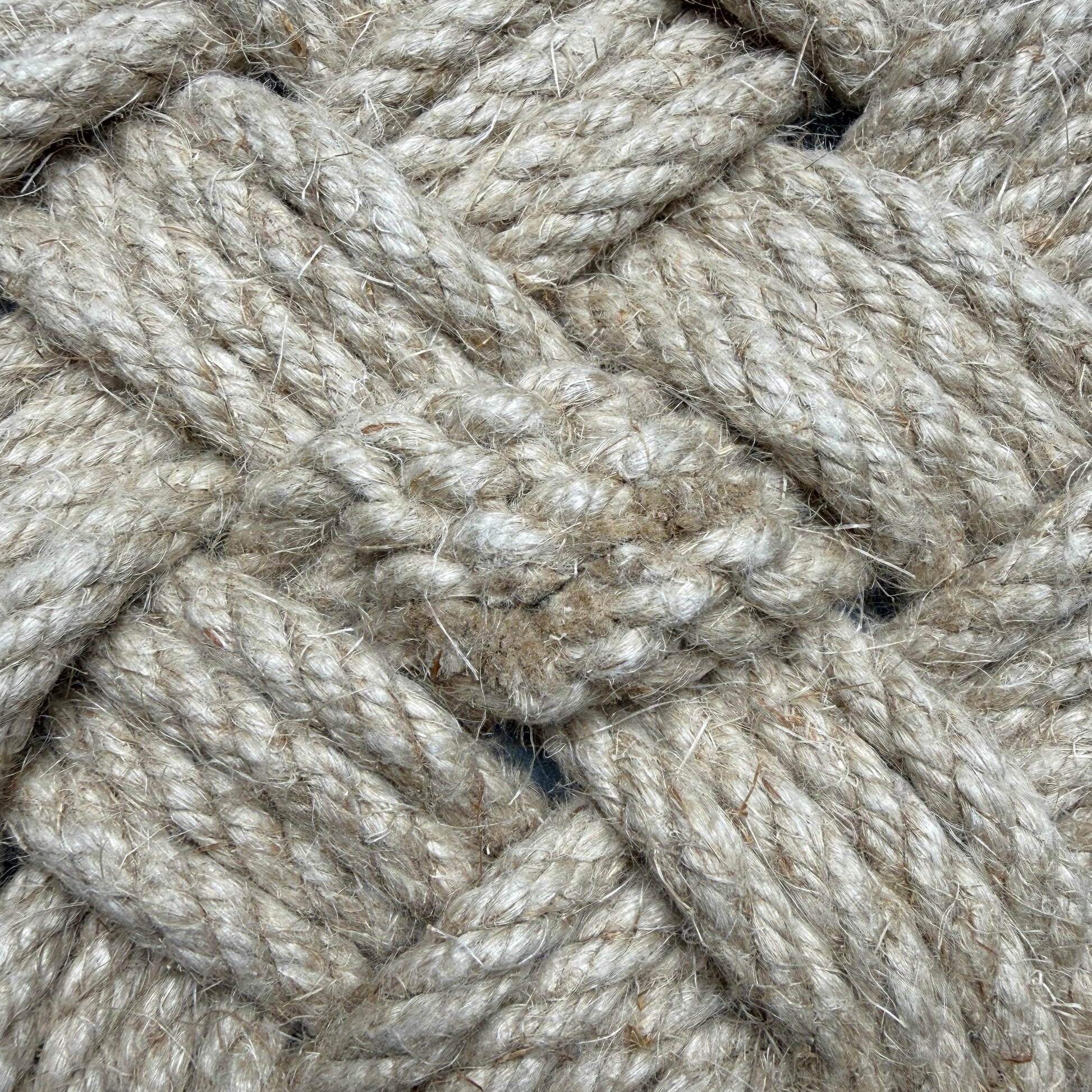 Épissure en chanvre, nœud marin artisanal de haute qualité, témoignant du savoir-faire français et de la tradition de la fabrication manuelle, accessoire décoratif et fonctionnel pour amateurs de marine et d’univers nautique, objet fait main au design élégant et épuré, technique de nouage traditionnelle transmise de génération en génération, accessoire mixte pour homme et femme, objet artisanale durable et authentique.