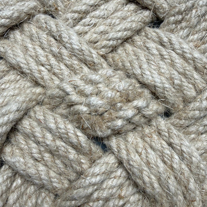 Épissure en chanvre, nœud marin artisanal de haute qualité, témoignant du savoir-faire français et de la tradition de la fabrication manuelle, accessoire décoratif et fonctionnel pour amateurs de marine et d’univers nautique, objet fait main au design élégant et épuré, technique de nouage traditionnelle transmise de génération en génération, accessoire mixte pour homme et femme, objet artisanale durable et authentique.