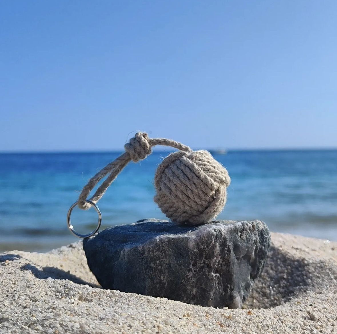 Pomme de touline en chanvre, porte-clés artisanal tendance pour homme et femme, accessoire de sac, bijou de sac ou porte clé fait main, keychain en corde au style marin, accessoire lifestyle, design épuré et minimaliste, accessoire artisanal unique made in France pratique et décoratif. Porte-clés fait main en France, style tendance et contemporain, objet en chanvre durable et intemporel.